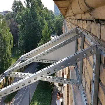 Монтаж крыши на балконе